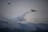 Un Canadair bombarde de l'eau sur un incendie près de Saint-Pons-de-Mauchiens, à 40 km de Montpellier (sud), le 9 août 2017