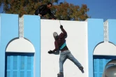 Un Tunisien qui aurait fait une tentative de suicide est aidé devant le gouvernorat de Kasserine pendant des manifestations, le 21 janvier 2016