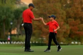 L'Américain Tiger Woods et son fils Charlie, après avoir terminé leurs parcours au 18e trou, lors du dernier tour du PNC Championship, le 20 décembre 2020 à Orlando (Floride)