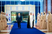 Le ministre des Affaires étrangères des Emirats, Abdallah ben Zayed (d) et le Premier ministre israélien Naftali Bennett lors d'une cérémonie de bienvenue à l'aéroport d'Abou Dhabi, le 12 décembre 2021