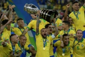 La capitaine de l'équipe du Brésil Dani Alves a été le premier à lever le trophée après la victoire de son équipe en Copa America à Rio de Janeiro, le 7 juillet 2019