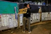 Des personnes s'enlassent à Tel-Aviv après l'annonce du retour de trois otages israéliennes de la bande de Gaza, le 19 janvier 2025