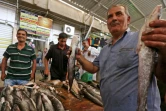 Un vendeur de poisson irakien dans un marché de l'est de Mossoul le 28 juillet 2017