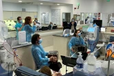 Les bandonéonistes Abril Farolini, Ramiro Hernández et la chanteuse Paola Larrama se produisent dans la salle de dialyse du Centre Diaverum pour patients rénaux, à Montevideo: le 17 juin 2022
