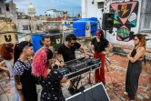 Alexander Leal, dit Xander.Black (c), DJ expérimenté, anime un cours de DJ réservé aux femmes, sur un toit de La Havane, le 30 mai 2022 à Cuba