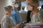 Des personnels soignants dans l'unité de soins intensifs de l'hôpital de Tours, le 2 avril 2021