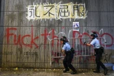 La police de Hong Kong nettoie les alentours de son quartier général pris pour cible par des manifestants pro-démocratie le 22 juin 2019