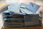 Des bulletins de vote dans une urne le 11 juin 2017 à Solesmes, dans le nord ouest de la France