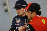 Le Néerlandais Max Verstappen (g) et l'Espagnol Carlos Sainz Jr après les qualifications du GP de Bahreïn, le 19 mars 2022 à Sakhir  