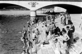 Baignade dans la Seine près du pont d'Iéna à Paris lors d'une vague de chaleur en juin 1946