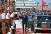 Le président français Emmanuel Macron arrive à la gare de Tanger, dans le nord du Maroc, le 15 novembre 2018, pour l'inauguration d'une ligne de train à grande vitesse