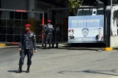 Des policiers devant l'entrée du siège des services de renseignement vénézuéliens (Sebin), le 21 mars 2019 à Caracas