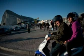 Un couple attend de passer la frontière entre l'Espagne et Gibraltar, où ils travaillent, le 17 mars 2016