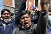 Des opposants à l'ancienne présidente par intérim bolivienne Jeanine Añez manifestent devant l'immeuble de la police où elle est détenue à La Paz le 14 mars 2021