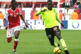 L'attaquant de Lille Nicolas Pépé (d) suivi par le milieu de Reims Moussa Doumbia, le 7 avril 2019 au stade Auguste-Delaune à Reims