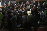 Des personnes attendent des nouvelles de leurs proches devant la morgue à Alotenango, à 35 km de la capitale, le 3 juin 2018