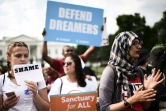 Immigrants et sympathisants manifestent lors d'un rassemblement à l'appui de l'Action différée pour les arrivées infantiles (DACA) devant la Maison Blanche le 5 septembre 2017 à Washington