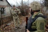 Des soldats ukrainiens près de la ligne de front avec les séparatistes prorusses à Avdiïvka, le 28 novembre 2019 en Ukraine