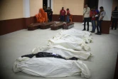 Sept corps sans vie de victimes du glissement de terrain sont entreposés dans une morgue improvisée à Santa Catarina Pinula, près de Guatemala, le 2 octobre 2015