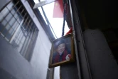 Une photo d'un diseur de bonne eventure qui choisit un nom pour les enfants chinois à l'entrée de son échoppe à Pékin, le 28 février 2017