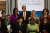 Latifa Ibn Ziaten (G) Aux côtés de treize femmes et du secrétaire d'Etat américain John Kerry lors de la remise du prix de "femme courageuse" le 29 mars 2016 à Washington