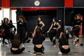 De jeunes Vietnamiennes apprennent à prendre la pose pour des photos destinées aux réseaux sociaux, à Hanoï le 2 mars 2021