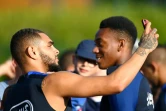 L'attaquant Anthony Martial (d) et le défenseur Layvin Kurzawa lors d'une séance d'entraînement de l'équipe de France à Clairefontaine, le 3 septembre 2016 