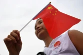 Une manifestante pro-Chine agite un drapeau chinois le 17 août 2019 à Hong Kong