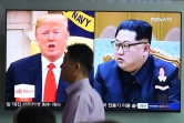 Le président américain Donald Trump et le président nord-coréen Kim Jong Un sur un écran de télévision, le 11 juin 2018 à Séoul, à la veille de leur rencontre historique.