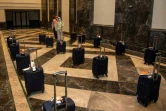 Photo fournie par les autorités officielles d'un hall d'hôtel ou les bagages des pèlerins sont désinfectés à La Mecque le 26 juillet 2020, lors du grand pèlerinage