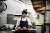 Kyoko Fujiyama, ancienne étudiante japonaise de l'école Tsuji, travaille comme chef pâtissier à "L'Ourson qui boit" à Lyon le 22 décembre 2015