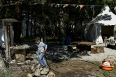Un enfant joue dans le camp de réfugiés de  Pikpa à Mytilène sur l'île grecque de Lesbos, le 18 mars 2019