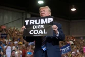 Le président américain Donald Trump avec une pancarte jouant sur le mot "dig", signifiant "creuser" et "aimer", le 3 août 2017 à Huntington (Virginie occidentale)
