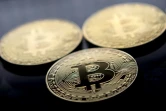 Des pièces d'or frappées du logo de la cryptomonnaie bitcoin, le 20 novembre 2017 à Londres