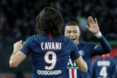 L'attaquant du Paris-SG, Kylian Mbappé, félicite son homologue, l'Uruguyen Edinson Cavani pour son but face à Lyon, en Ligue 1, au Parc des Princes, le 9 février 2020