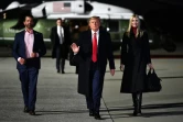 Le président américain Donald Trump (C), sa fille Ivanka Trump (D) et son fils Donald Trump Jr. (G) s'apprêtent à monter à bord d'Air Force One à Marietta dans l'Etat de Géorgie le 4 janvier 2021
