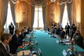 Le secrétaire d'Etat américain Antony Blinken (deuxième à droite), lors d'une réunion au Quai d'Orsay avec son homologue français Jean-Yves Le Drian (troisième à gauche), à Paris, le 5 octobre 2021