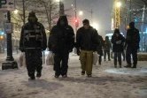 Des piétons sous le neige le 22 janvier 2016 à Colombia dans la banlieue Washington