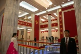 Une hôtesse et un agent de sécurité au Palais du 25 Avril où se tient le congrès du Parti des travailleurs à Pyongyang, le 9 mai 2016