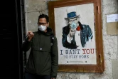 Une affiche de l'artiste TVBoy dans une rue de Barcelone, le 14 mars 2020