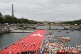 Des athlètes participent à une course sur une péniche, transformée en piste d'athlétisme, le 23 juin 2017 près du pont Alexandre III à Paris, dans le but de promouvoir la candidature de la capitale pour les Jeux olympiques de 2024 