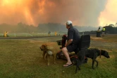 Des habitants observent un incendie près de la localité australienne de Nana Glen, à environ 600 km au nord de Sydney, le 12 novembre 2019