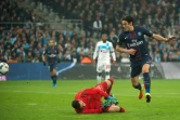 L'attaquant parisien Edinson Cavani bat de près le gardien Yohann Pelé de Marseille pour le 2e but du PSG, le 26 février 2017 au Vélodrome 