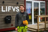 Lucas Edman, technicien, devant un magasin Lifvs, le 6 mai 2021 à Veckholm, en Suède