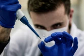 Un chercheur dans un laboratoire à l'hôpital de la Croix-Rousse à Lyon, étudie les variations du virus, le 14 janvier 2021