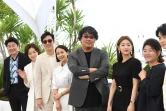 L'équipe de Bong Joon-Ho, à Cannes le 22 mai 2019
