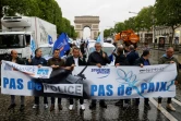 Des syndicats de police manifestent avec une banderole indiquant "pas de police pas de paix'' devant l'Arc de Triomphe, lors d'une manifestation de l'avenue des Champs-Élysées au ministère de l'Intérieur, le 12 juin 2020 à Paris