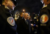 Le ministre de l'Intérieur Gerard Collomb rencontre des policiers et gendarmes patrouillant les Champs Elysées avant les célébrations du Nouvel An le 31 décembre 2017 à Paris