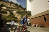 Un enfant à vélo, près d'un centre d'aide aux migrants dans l'église de Gianchette à Vintimille, près de la frontière franco-italienne, le 9 août 2017
