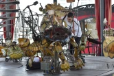 Un employé travaille sur une tortue mécanique dans le "Carrousel des Mondes Marins" à Nantes, le 20 juin 2017